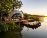 Domek w stylu aloha camp nad jeziorem, z jacuzzi i łódką przy pomoście. Zachód słońca.
