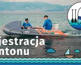 Dwóch mężczyzn płynie pontonem. Dowiedz się o pływanie pontonem przepisy i rejestracja pontonu.