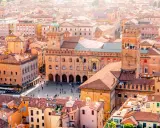 En vy över Bologna, Italien, med dess karakteristiska röda tak och medeltida byggnader.