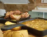 Deliciosa comida típica de Cuenca: pollo asado y un guiso con pan.