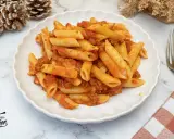 Un plato de macarrones con chorizo, cubiertos con una rica salsa de tomate. ¡Un clásico reconfortante!