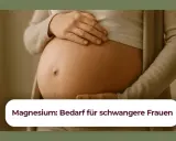 Schwangerenbauch mit Händen. Text: "Magnesium: Bedarf für schwangere Frauen". Wieviel Magnesium in der Schwangerschaft ist wichtig.