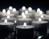 Płonące świece tworzą nastrój zadumy, jak dyspensa na wesele w żałobie.