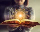 Otwarta księga z kręgiem znaków zodiaku. Horoskop Bliźnięta zdrowie – odkryj swój potencjał.