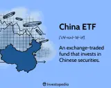 Mapa Chin na tle wykresu giełdowego z monetami symbolizującymi inwestycje. To jest etf chiny.