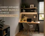 Aménagement d'un petit bureau à domicile stylé : bureau en bois, chaise confortable, étagères et lampe.