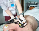 Ratownik medyczny wykonuje kardiowersję, zabieg przywracający prawidłowy rytm serca. To ważne, by wiedzieć, kardiowersja co to i jak działa.