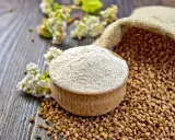 Blé noir et sarrasin : une différence subtile entre la graine et la farine. Le sarrasin, aussi appelé blé noir, se présente ici en grains dans un sac et en farine dans un bol en bois.
