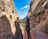 Frauen auf dem Caminito del Rey, einem alten Weg, der sich an steilen Felswänden entlangschlängelt.