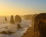 Skały Dwunastu Apostołów o zachodzie słońca. Piękne lato w Australii, złote światło na klifach i oceanie.