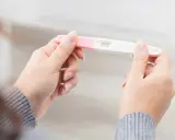 Kvinna håller graviditetstest. Ett streck syns, vilket indikerar negativt resultat, trots att hon känner sig gravid i vecka 7.