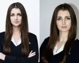 Dwie fotografie młodej kobiety w czarnym swetrze i białej koszuli, z rękami skrzyżowanymi na piersi.