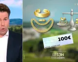 Un homme parle à la télévision. À côté, des bijoux en or sont pesés, montrant 39g, et un chèque de 100€. Une illustration pour faire estimer un bijou.