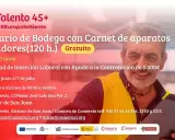 Hombre sonriente, operario de bodega, con chaleco amarillo, ofrece curso gratuito de carnet de aparatos elevadores para mayores de 45 años.