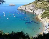 La **cala del gesso spiaggia** è un gioiello incastonato tra rocce e macchia mediterranea. Acque cristalline e barche ormeggiate invitano al relax.