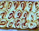 Gotowe do pieczenia cynamonki, idealne na weekendowy przepis. Puszyste ciasto z aromatycznym nadzieniem cynamonowym.
