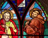 Vitrail représentant Saint Philippe et Saint François, un exemple de vitrail facile à réaliser.