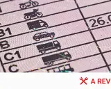 Detalle de un carnet de conducir con categorías de vehículos. Averigua cuanto cuesta renovar el carnet de conducir.