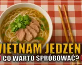 Miska wietnamskiej zupy pho z wołowiną i kolendrą, pałeczki, na czerwono-białej kratce.