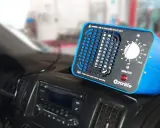 Generador de ozono OzOnlife en el salpicadero de un coche, listo para la desinfección con ozono.