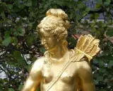 Statue dorée d'Artémis, déesse de la chasse, portant un carquois rempli de flèches sur son épaule.