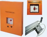 Rauchabzug-Steuereinheit mit rotem Knopf und Pfeilen, daneben ein Display mit Rauchwarnsymbol. Ein mechanischer Antrieb ist ebenfalls zu sehen.