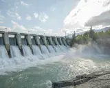 Wasserkraftwerk mit tosendem Wasserfall, das den Strommix Norwegens repräsentiert.