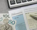 Pieniądze, kalkulator i formularze podatkowe PIT-37 i PIT-38. Czas na rozliczenie, może jakaś zapomoga się znajdzie.
