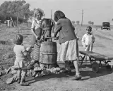 Bambini alla pompa dell'acqua, un'istantanea di Dorothea Lange che cattura la vita quotidiana.