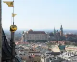 Złote chorągiewki na wieży wskazują drogę do Wawelu, skąd rozpościera się piękny punkt widokowy na miasto.