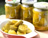 Słoiki z ogórkami z curry i miseczka z pokrojonymi ogórkami. Idealne na letnie przetwory.