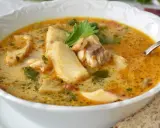 Deliciosa sopa de pescado para niños, con trozos de pescado blanco y un caldo cremoso y aromático. Perfecta para una comida nutritiva.