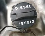 Czarna zakrętka wlewu paliwa z napisem DIESEL. To ważny element, by nie pomylić paliwa, np. z diesel B7.