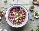 Frischer rotkohlsalat mit feta, karotten, walnüssen und Petersilie, bereit zum Servieren.