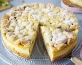 Saftiger Rhabarberkuchen mit Pudding und Streuseln, bestäubt mit Puderzucker. Ein köstlicher Genuss!