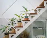 Plantas en macetas de mimbre decoran la subida de escalera interior, aportando vida y frescura.