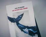 Copertina del libro "Le acque del nord" di Ian McGuire, con un veliero che naviga tra le onde scure e la coda di una balena.