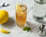 Ein Long Island Iced Tea Rezept mit Zitrone, Minze und Eiswürfeln. Perfekt für heiße Tage!