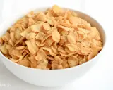 Pełna miska płatków kukurydzianych, idealnych na szybkie śniadanie. Sprawdź ich płatki kukurydziane kcal!