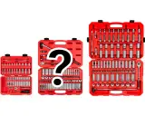 Tres maletines rojos abiertos con herramientas, incluyendo llaves de carraca y vasos de diferentes medidas.