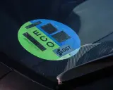 Pegatina ECO en parabrisas, indicando que es uno de los coches sin etiqueta que cumplen normativas ambientales.