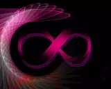 Un chiffre 8 rose vif, stylisé comme un ruban, se détache sur un fond noir, entouré d'un motif lumineux en spirale.