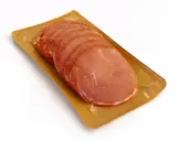 Lonchas de lomo adobado envasadas al vacío sobre una bandeja dorada.