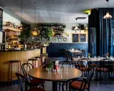 Mysig restaurang med bar, bord och stolar. Menyer på svarta tavlor ger en känsla av diket recensioner.