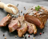 Tranches de magret fumé, une des spécialités pyrénées, avec sel et poivre.