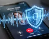 Ein Smartphone zeigt einen Anruf mit einem digitalen Schild, das Sicherheit symbolisiert. Wellenformen deuten auf Stimmen hin, was die Gefahr von Vishing verdeutlicht.