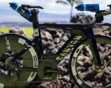 Ein Canyon Speedmax Triathlonrad mit Startnummer 39. Die Frage "wie lange dauert ein triathlon" wird durch die Ausrüstung für lange Distanzen aufgeworfen.