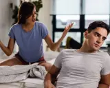 Pareja discutiendo en la cama. Ella gesticula enfadada, él la ignora, posible indicio de trastorno narcisista de la personalidad dsm v.