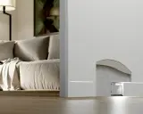 Dettaglio tecnico di un battiscopa filo muro con illuminazione integrata. Analisi pro e contro per un design moderno.
