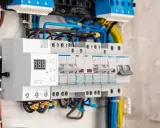 Skrzynka elektryczna na działce z zabezpieczeniami i licznikiem. Co dalej? Podłączenie instalacji, by cieszyć się prądem.